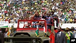 Le président Robert Mugabe et sa femme Grace lors de l'inauguration à Harare, le 22 août 2013. 