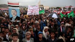 Supporters of Shi'ite Houthi rebels and Yemen's former president, Ali Abdullah Saleh, attend a rally to celebrate an agreement reached by Saleh and the Houthis to form a political council to unilaterally rule the country in Sana'a, Aug. 1, 2016. The banner reads, "We condemn the crimes of the Saudi and U.S. aggression on the country."
