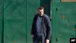 Russian opposition activist Alexei Navalny leaves a detention center in Moscow, Russia, March 6, 2015. 
