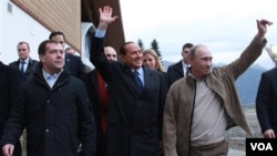 Presiden Dmity Medvedev (kiri), Perdana Menteri Vladimir Putin (kanan), dan Perdana Menteri Silvio Berlusconi berjalan di Krasnaya Polyana di Rusia Selatan (Jumat, 3 desember 2010).