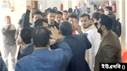 ময়মনসিংহ মেডিকেল কলেজে ছাত্রদল ও শিবির কর্মীদের মধ্যে পাল্টাপাল্টি ধাওয়ার ঘটনা। ২ ফেব্রুয়ারি, ২০২৫।