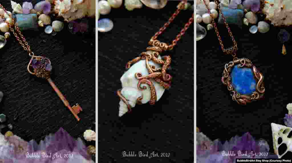 Майстриня також експериментує з технікою гальванопластики, з допомогою якої покриває вироби з полімерної глини міддю.