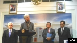 Direktur Eksekutif IMF, Christine Lagarde didampingi oleh Menteri Perekonomian Hatta Rajasa, Gubernur BI Darmin Nasution dan Menteri Keuangan Agus Martowardoyo dalam konferensi pers di Jakarta (9/7).