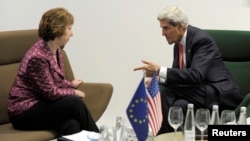 Ngoại trưởng Mỹ John Kerry nói chuyện với Cao ủy EU phụ trách chính sách an ninh và đối ngoại, bà Catherine Ashton, ở Vilnius, 7/9/2013