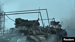 Un militar ucraniano se toma una selfie mientras viaja encima de un vehículo blindado, en medio del ataque de Rusia a Ucrania, en la región de Zaporizhia, Ucrania, el 4 de noviembre de 2023.