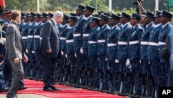 Israeli Prime Minister Benjamin Netanyahu, second from left, stops to talk with a soldier as he inspects a guard of honor at Nairobi State House in Nairobi, Kenya, July 5, 2016.
