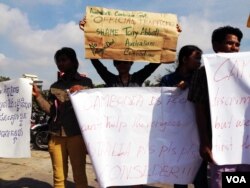 People demonstrate against a deal signed on Friday that would send refugees from Australian detention centers to Cambodia, near the Australian embassy, in Phnom Penh, Cambodia, Sept. 26, 2014. (Robert Carmichael/VOA)