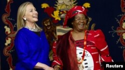Menteri Luar Negeri Amerika, Hillary Rodham Clinton, kiri, bertemu dengan Presiden Malawi Joyce Banda di Lilongwe, Malawi (5/8).
