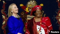 Bộ trưởng Ngoại giao Hoa Kỳ Hillary Clinton gặp Tổng Thống Malawi Joyce Banda tại Lilongwe, ngày 5/8/2012