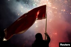 Slavlje pristalica Jakova Milatovića. (Foto: REUTERS/Marko Djurica)