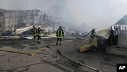 2025年3月11日俄羅斯無人機襲擊烏克蘭敖德薩的倉庫後，消防員撲滅大火。