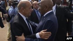 Le Premier ministre malien, Soumeylou Boubeye Maiga, reçoit le ministre français des Affaires étrangères, Jean-Yves Le Drian, lors de la célébration du 58ème anniversaire de l'indépendance du Mali à Bamako, le 22 septembre 2018.
