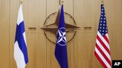 Прапори Фінляндії, НАТО та США під час зустрічі міністрів закордонних справ країн альянсу у Брюсселі. Johanna Geron, Pool Photo via AP
