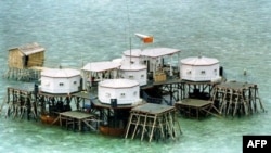 Quốc kỳ Trung Quốc và một đĩa vệ tinh tại một khu nhà do Trung Quốc xây dựng ở quần đảo Trường Sa