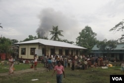 Hindu families arrived at a makeshift camp at No. 3 Primary School of North Myoma Quarter, Maungngdaw. (M. Zaw/VOA)