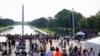 Varias personas llegan para conmemorar el 60mo aniversario de la Marcha en Washington por el trabajo y la libertad en el Lincoln Memorial, el sábado 26 de agosto de 2023, en Washington. (AP Foto/Jacquelyn Martin)