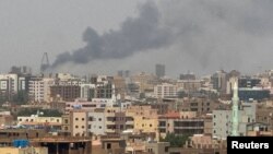 Des panaches de fumée s'élèvent lors d'affrontements entre les forces paramilitaires de soutien rapide et l'armée à Khartoum, au Soudan, le 26 septembre 2024.
