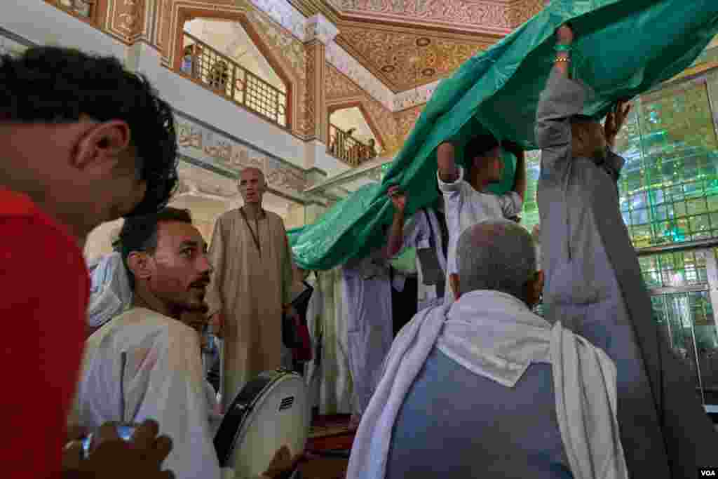 The shrine of Abu Al-Hassan Al-Shazly is the Grand Mosque of the pilgrims where they mimic “Tawaf” (circling the Kaaba seven times) as pilgrims to Mecca do. (H. Elrasam/VOA)