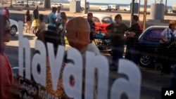 남아프리카공화국 채츠워스의 난민캠프에서 짐바브웨 수도 하라레로 향하는 버스에 짐바브웨 출신 어린이가 타고 있다. 최근 남아공에서는 더반을 중심으로 반이민 폭력 사태가 벌어졌다.