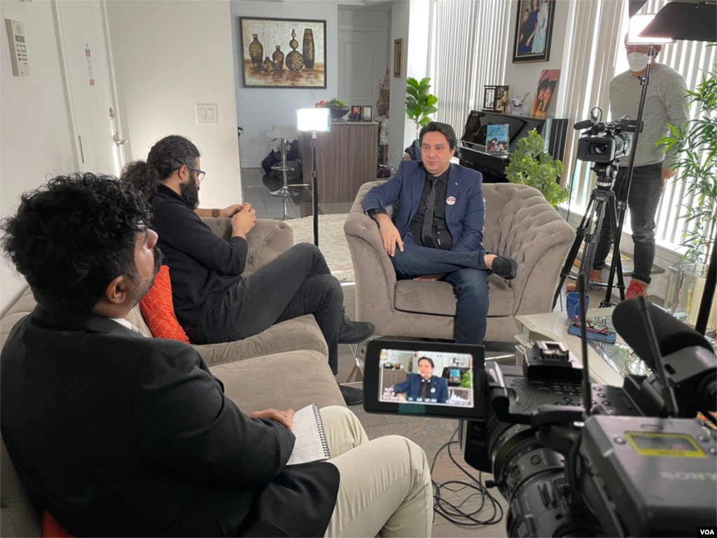 پشت صحنه فیلمبرداری مصاحبه بخش فارسی صدای آمریکا ​با علیرضا قندچی، همسر فائزه فلسفی و پدر پارسا و درسا قندچی، از جان باختگان پرواز پی اس ۷۵۲