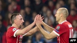 Franck Ribéry, à gauche, et Arjen Robben se congratulent lors du match contre le Seville FC, Espagne, le 3 avril 2018