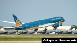 Máy bay 787-10 của Vietnam Airlines tại sân bay ở Seatlle của Mỹ hồi tháng 8/2019. VNA sẽ bắt đầu khai thác đường bay thẳng thường lệ tới Mỹ từ 28/11.