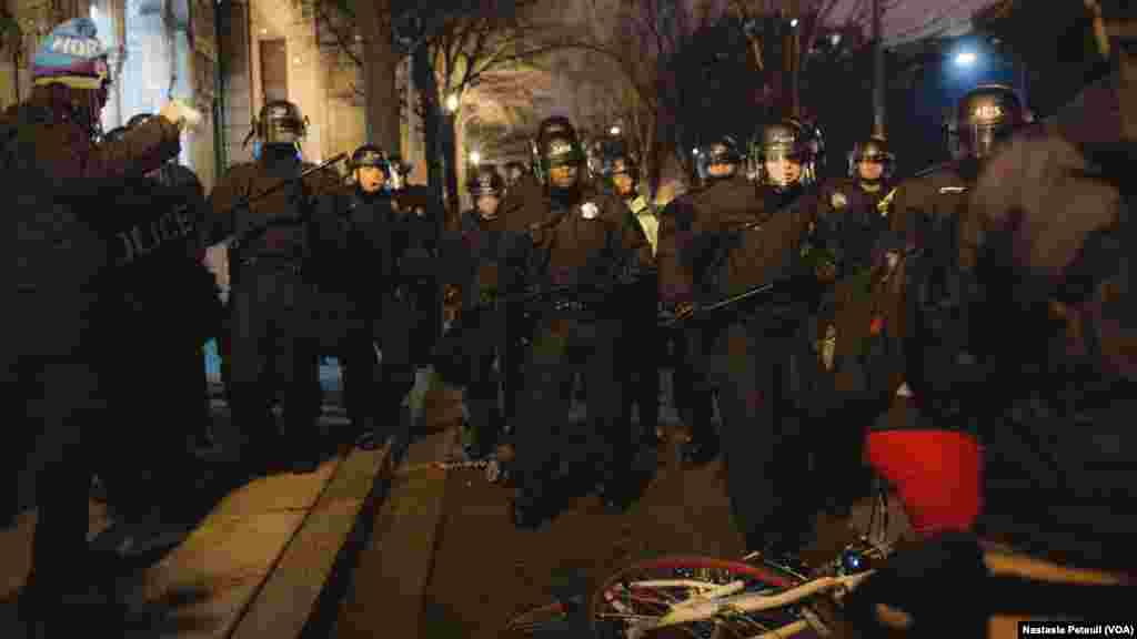 'Yan sandan kwantar da tarzoma lokacin da suke korar masu zanga-zanga.