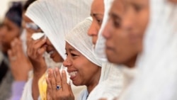 Des femmes pleurent lors d'un service funèbre pour 24 migrants noyés alors qu'ils tentaient d'atteindre les côtes sud de l'Italie, Msida, Malte, 23 avril 2015.