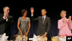 Presiden Obama dan Ibu Negara Michelle Obama dalam National Prayer Breakfast di Washington, Kamis, 6 Februari 2014.