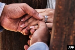 Mahkamah Konstitusi menguatkan putusan pelarangan pernikahan beda agama. Namun, pada praktiknya cinta selalu menggiring dua insan yang berbeda agama ke pelaminan melalui beragam jalan. (Foto: Ilustrasi/AFP)