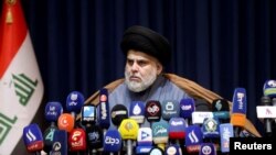 Ulama Syiah Irak Moqtada al-Sadr menghadiri konferensi pers di Najaf, Irak, 18 November 2021. (Foto: REUTERS/Alaa Al-Marjani)
