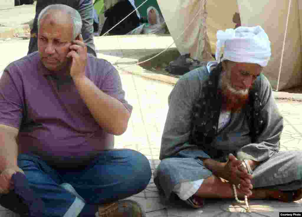 Muslim Brotherhood supporters sitting outside Cairo&#39;s Rabaa al-Adawiya&nbsp;mosque, July 11. Photo: VOA/Sharon Behn