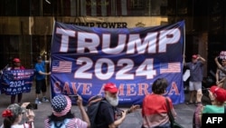Los partidarios del expresidente de Estados Unidos, Donald Trump, levantan una bandera durante una manifestación frente a la Torre Trump en la ciudad de Nueva York, el 13 de junio de 2023.