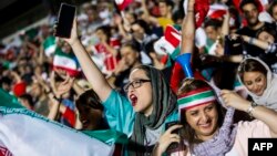 جمهوری اسلامی بعد از چند سال اعتراض، تازه پذیرفته زنان در بازی های ملی حضور یابند اما زنان می گویند ما می خواهیم در بازی های باشگاهی نیز باشیم. 