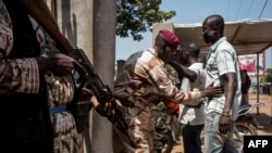 Les soldats des forces armées centrafricaines accèdent à l'école de Koudoukou dans le district PK5 de Bangui, Centrafrique, le 13 décembre 2015.