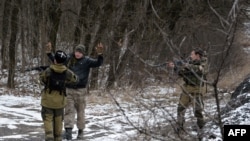 Separatis Pro-Rusia menanyai seorang laki-laki di Uglegorsk, Ukraina (19/2). Pemimpin Perancis dan Jerman menekankan pentingnya penghormatan terhadap gencatan senjata di wilayah Ukraina.