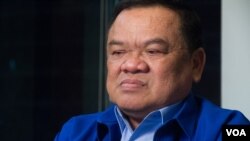 ប្រធាន​គណបក្ស​ខ្មែរ​រួបរួម​ជាតិ​ លោក ញឹក ប៊ុនឆៃ ​ផ្តល់​បទសម្ភាសន៍ នៅ​ក្នុង​បន្ទប់​ផ្សាយ​របស់ VOA ក្នុង​រាជធានី​ភ្នំពេញ នៅ​ថ្ងៃទី១៦ ខែឧសភា ឆ្នាំ២០១៧។ (ហ៊ាន សុជាតា/VOA)