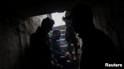 ទាហាន​បើក​​រថក្រោះ​អ៊ុយក្រែន​មួយ​ក្រុម​ជ្រក​ពួន​នៅ​ត្រង់សេ​មួយ​ខណៈ​រង់ចាំ​ការ​បញ្ចប់​ការ​ផ្លោង​របស់​រុស្ស៊ី នៅ​តំបន់​ក្រុង Bakhmut ភាគ​ខាង​កើត​ប្រទេស​អ៊ុយក្រែន កាល​ពី​ថ្ងៃ​ទី​២៩ ខែ​មីនា ឆ្នាំ​២០២៣។