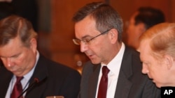 Scot Alan Marciel, center, talks with unidentified officials at the Special ASEAN-U.S. Senior Officials' Meeting in the Philippines Nov. 7, 2009.