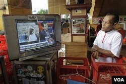 Seorang warga Jakarta menonton siaran televisi yang memberitakan tewasnya Osama bin Laden, Senin (2/5).