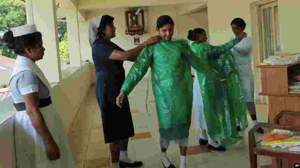 Sri Lankan health workers wear protective gear as they attend a preparedness program for Ebola at the Infectious Disease Hospital for fever in Colombo, Sri Lanka, Oct.28, 2014. 