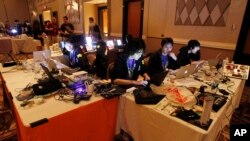 Piratas cibernéticos participan en una competencia en la conferencia DefCon, en esta foto de archivo del viernes 5 de agosto de 2011 en Las Vegas. La semana pasada dos niños de 11 años que participaron en una conferencia similar lograron hackear una réplica del sitio web de elecciones de La Florida.