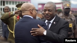 Le président burundais Pierre Nkurunziza embrasse son homologue sud-africain Jacob Zuma alors que celui-ci quitte le Burundi après avoir mené une délégation pour le dialogue. Bujumbura, 27 février 2016. (Archives)