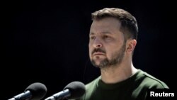 แฟ้มภาพ - ประธานาธิบดีโวโลดิเมียร์ เซเลนสกี ร่วมการประชุมขององค์การนาโต้ในกรุงเคียฟ 