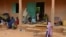 Des victimes déplacées des inondations se réfugient dans une école de Niamey, le 21 août 2012.