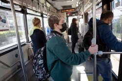 Matteo Coccimiglio berdiri di bus dalam perjalanan pulang dari sekolah di Roma, Rabu, 24 Maret 2021.