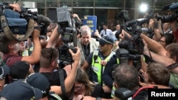 រូបឯកសារ៖ អាចារ្យ George Pell ពេលកំពុងចាកចេញ​ពី​តុលាការ​នៅ​ក្រុង Melbourne ប្រទេស​អូស្រ្តាលី កាល​ពី​ថ្ងៃ​ទី​២៦ ខែ​កុម្ភៈ ឆ្នាំ​២០១៩។ 