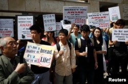 Ji Seong-ho, center, a North Korean defector living in South Korea and president of Now Action & Unity for Human Rights, attends a rally against Laos' recent repatriation of nine North Korean defectors, in front of the Laotian Embassy in Seoul, May 31, 2013.