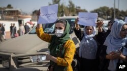 طالبانو د ۲۰۲۱ کال د اګست میاشت کې افغانستان کې بیا واک ترلاسه کولو وروسته په پرله پسې ډول پر افغان میرمنو او نجونو باندې د زده کړو او کار په ګډون بې شمیره محدودیونه لګولي دي.