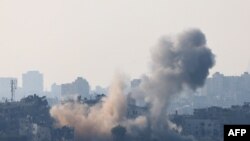 Wêneyek ku ji bajarê Sderot yê li başûrê Îsraîlê hatiye kişandin, ku êrîşekê Îsraîlî ya ser Gaza nîşan dide, 23 Cotmeh, 2023.